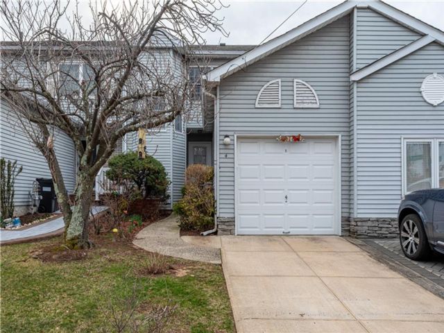  3 BR,  3.00 BTH &nbsp;Single family style home in New Springville