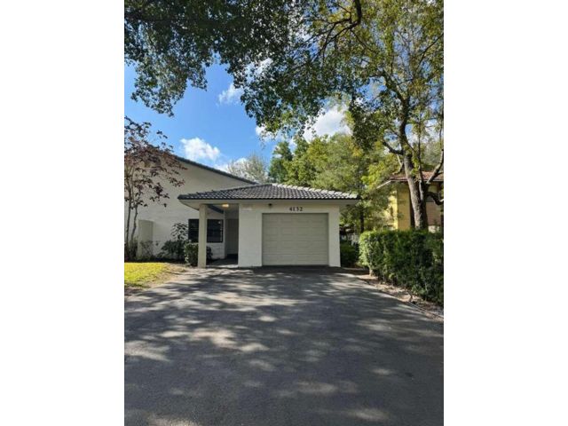  6 BR,  4.00 BTH &nbsp;Townhouse style home in Coral Springs