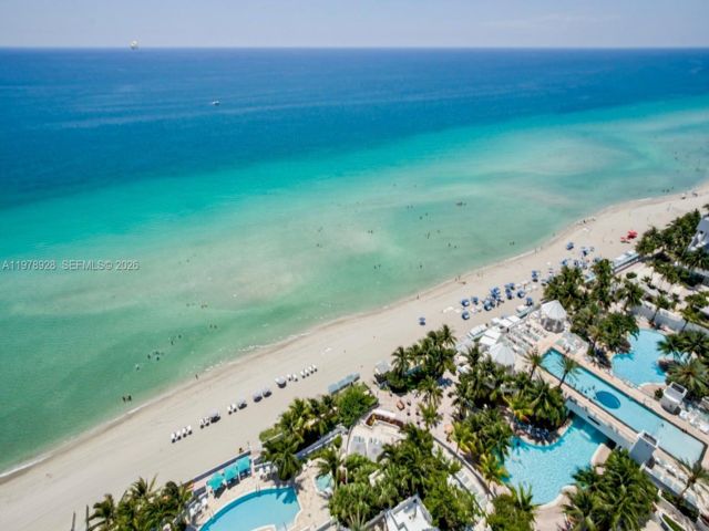  3 BR,  3.50 BTH &nbsp; style home in Hollywood