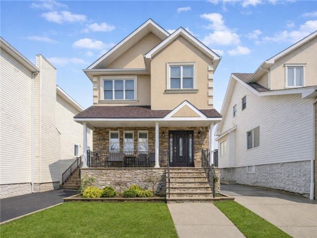  4 BR,  4.00 BTH &nbsp;Single family style home in Tottenville