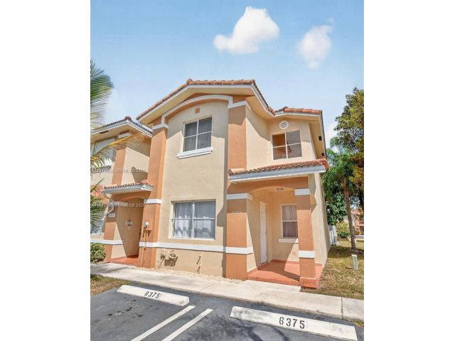  3 BR,  2.00 BTH &nbsp;Townhouse style home in South Miami