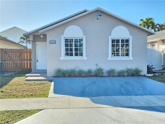  3 BR,  2.00 BTH &nbsp;Traditional style home in Miami