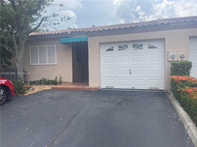  2 BR,  2.00 BTH &nbsp;Townhouse style home in Hialeah
