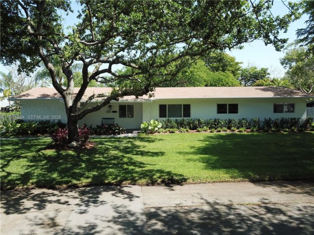  3 BR,  2.00 BTH &nbsp;Custom style home in Kendall