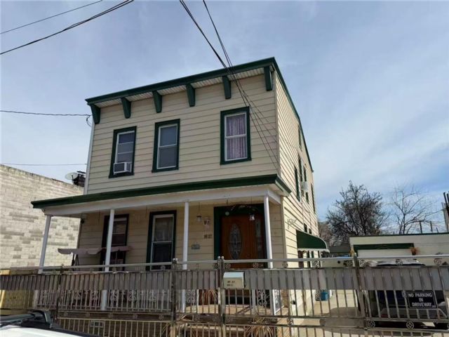  4 BR,  4.00 BTH &nbsp;Multi-family style home in Ozone Park