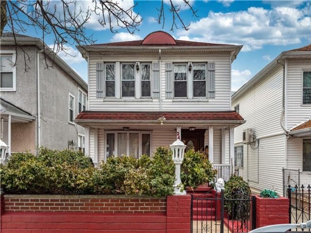 6 BR,  3.00 BTH &nbsp;Multi-family style home in Sunset Park