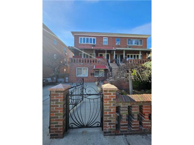 10 BR,  5.00 BTH &nbsp;Multi-family style home in Bensonhurst