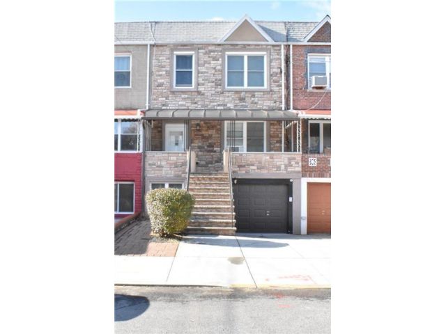  5 BR,  0.00 BTH &nbsp;Multi-family style home in Flatlands