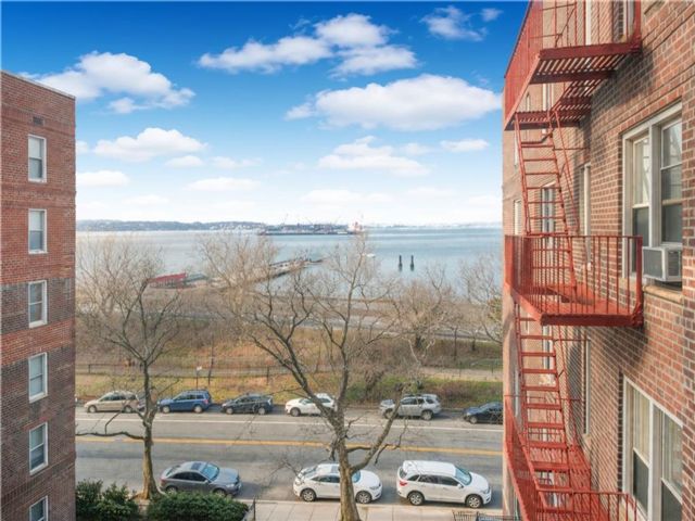  1 BR,  1.00 BTH &nbsp;Co-op style home in Bay Ridge