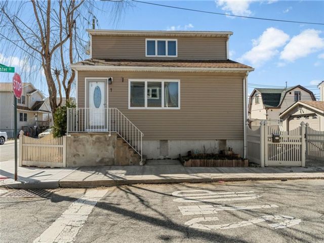  6 BR,  2.00 BTH &nbsp;Single family style home in Gerritsen Beach