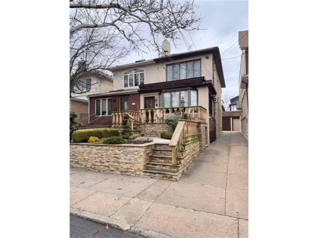  3 BR,  2.00 BTH &nbsp;Single family style home in Dyker Heights