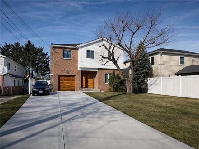  5 BR,  5.00 BTH &nbsp;Multi-family style home in Annadale