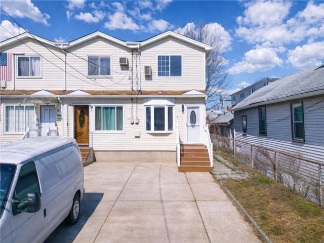  2 BR,  2.00 BTH &nbsp;Single family style home in Midland Beach