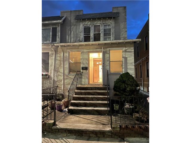  3 BR,  2.00 BTH &nbsp;Single family style home in Bay Ridge