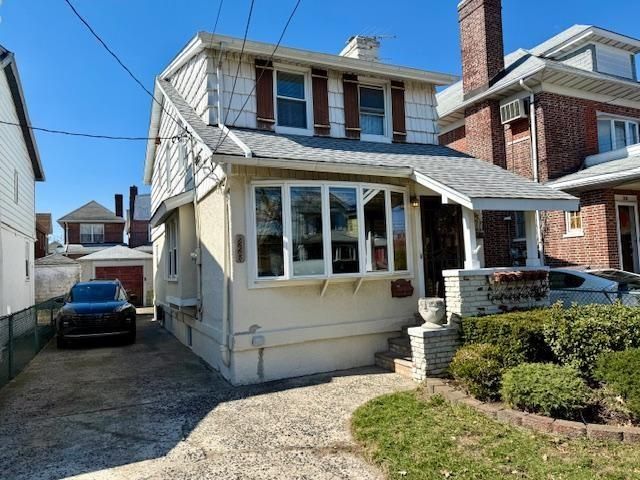  3 BR,  2.00 BTH &nbsp;Single family style home in Marine Park