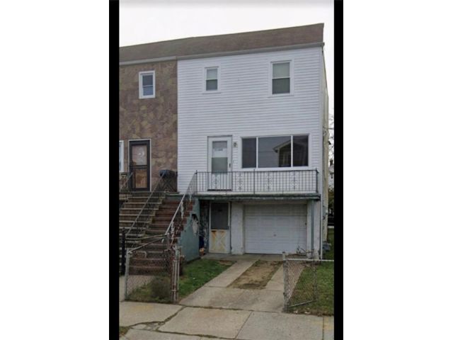  3 BR,  2.00 BTH &nbsp;Single family style home in Arverne