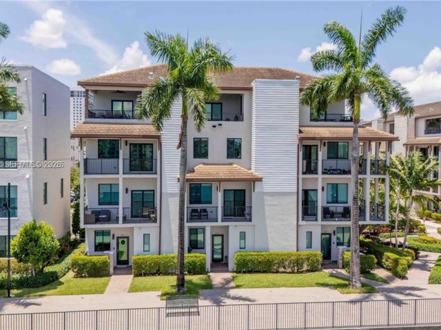  3 BR,  5.00 BTH &nbsp; style home in Medley