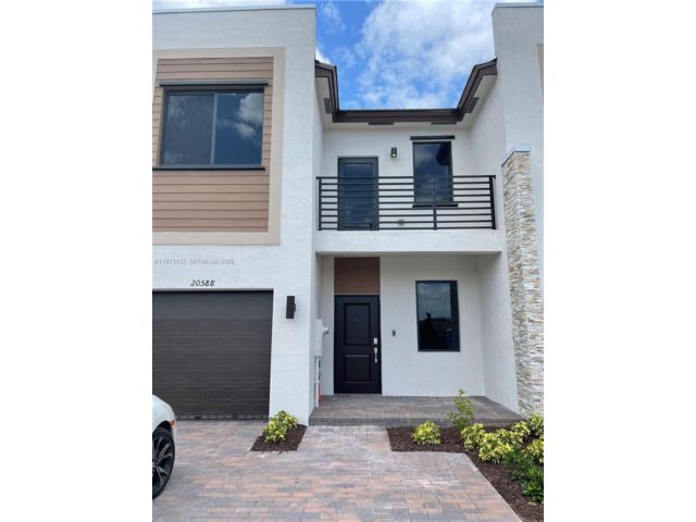  4 BR,  2.50 BTH &nbsp;Townhouse style home in Miami