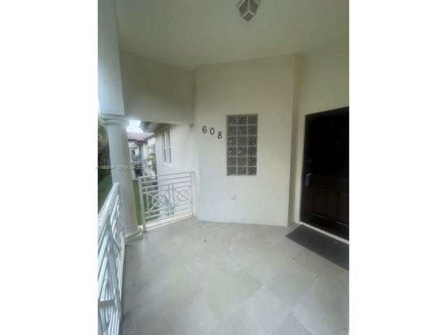  3 BR,  2.00 BTH &nbsp;Condo style home in Medley