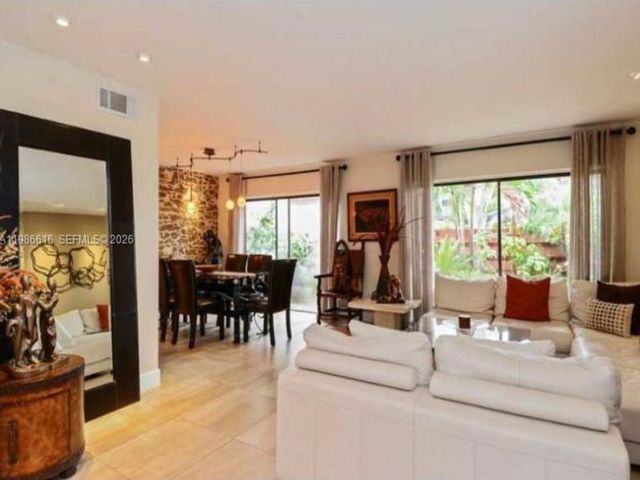  3 BR,  2.50 BTH &nbsp; style home in Hollywood