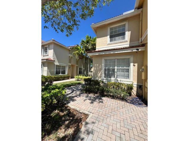  4 BR,  3.00 BTH &nbsp;Townhouse style home in Miramar