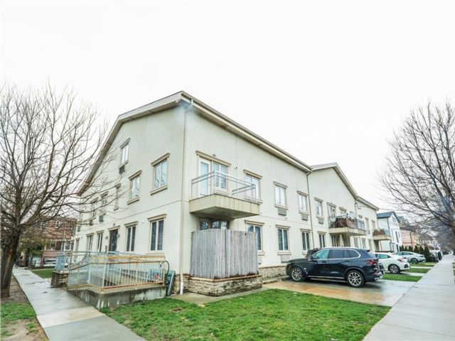  2 BR,  2.00 BTH &nbsp;Condominium style home in Sheepshead Bay