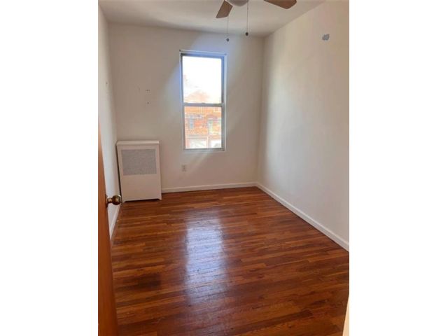  3 BR,  1.00 BTH &nbsp;Multi-family style home in Bath Beach