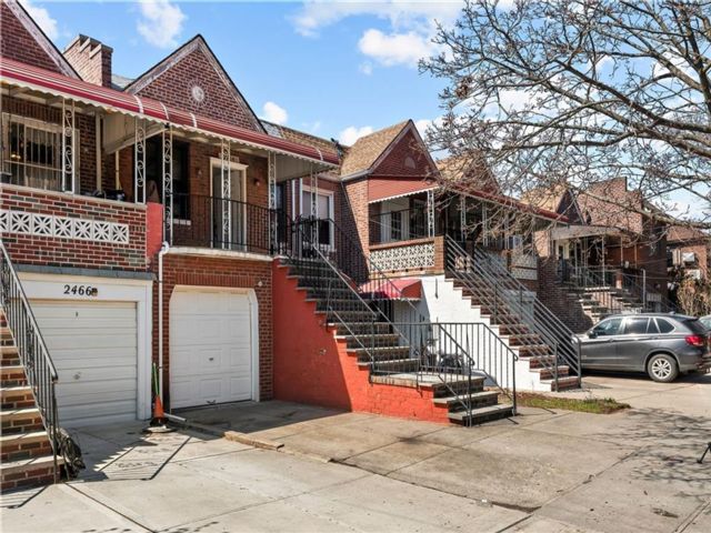  4 BR,  3.00 BTH &nbsp;Multi-family style home in Sheepshead Bay