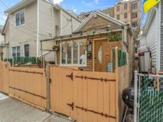  3 BR,  2.00 BTH &nbsp;Single family style home in Brighton Beach
