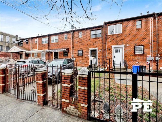  3 BR,  2.00 BTH &nbsp;Single family style home in East New York