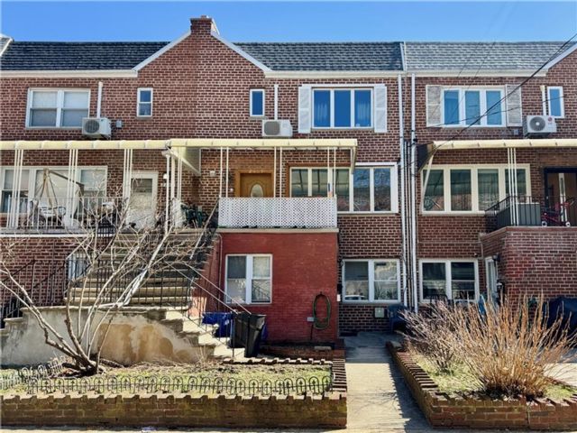  5 BR,  4.00 BTH &nbsp;Multi-family style home in Sheepshead Bay