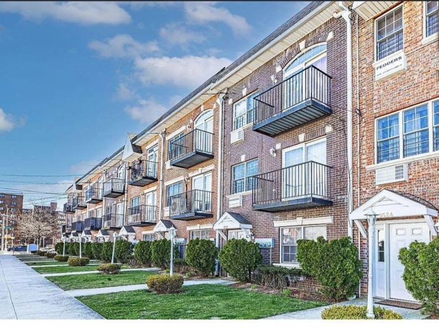  2 BR,  2.00 BTH &nbsp;Condominium style home in Canarsie