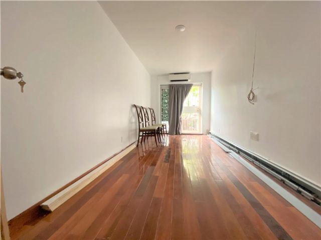  1 BR,  1.00 BTH &nbsp;Multi-family style home in Bath Beach