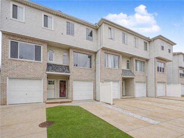  2 BR,  3.00 BTH &nbsp;Single family style home in Mariners Harbor