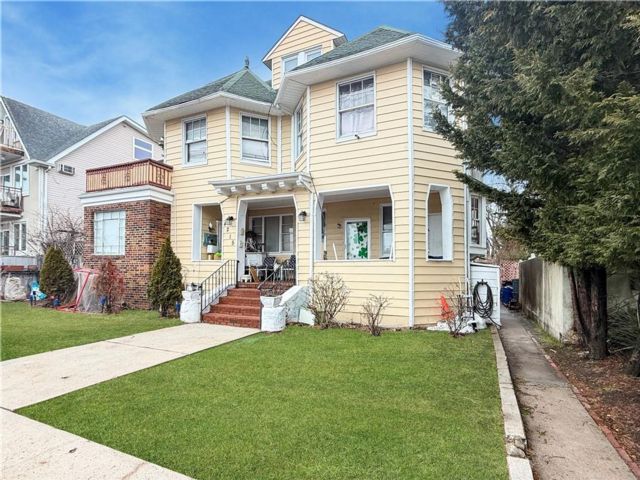 10 BR,  7.00 BTH &nbsp;Multi-family style home in Seagate