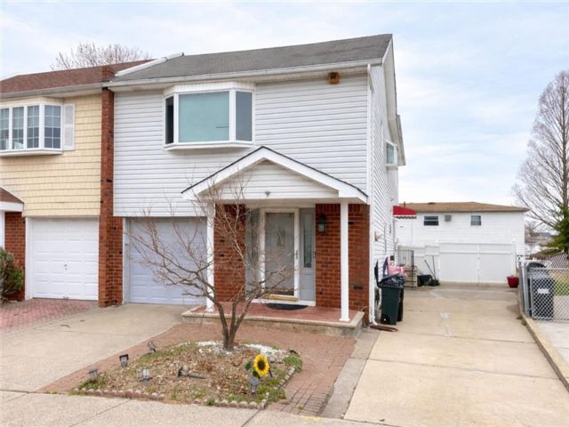  3 BR,  4.00 BTH &nbsp;Multi-family style home in Arden Heights