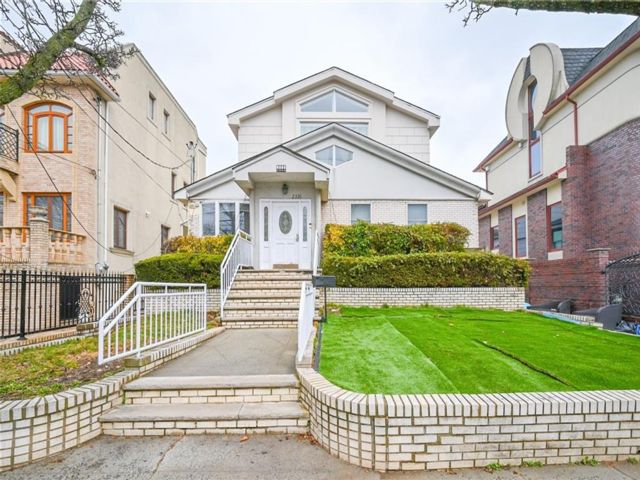  5 BR,  4.00 BTH &nbsp;Single family style home in Mill Basin