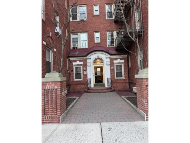  1 BR,  1.00 BTH &nbsp;Co-op style home in Midwood