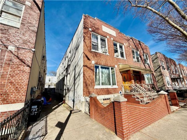  6 BR,  4.00 BTH &nbsp;Multi-family style home in Bensonhurst