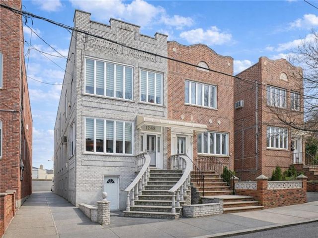  5 BR,  3.00 BTH &nbsp;Multi-family style home in Dyker Heights