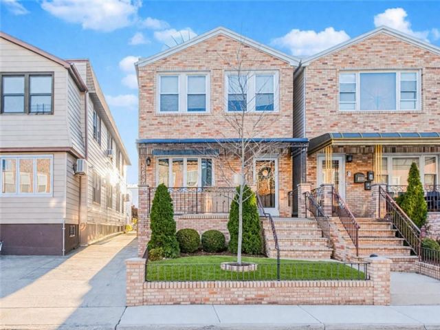  6 BR,  3.00 BTH &nbsp;Multi-family style home in Gravesend