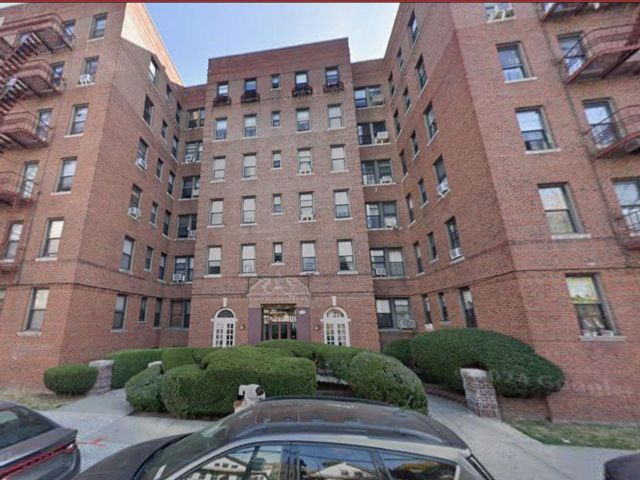  2 BR,  2.00 BTH &nbsp;Co-op style home in Homecrest