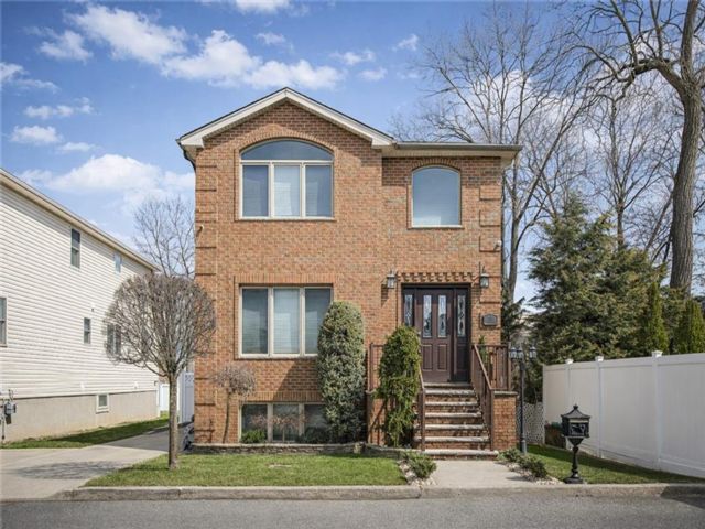  5 BR,  0.00 BTH &nbsp;Multi-family style home in Tottenville