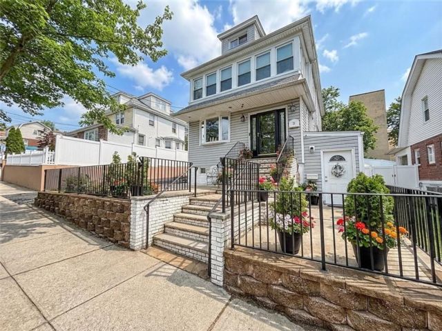  5 BR,  4.00 BTH &nbsp;Single family style home in Fort Wadsworth