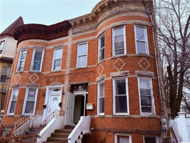  7 BR,  3.00 BTH &nbsp;Multi-family style home in Cypress Hills