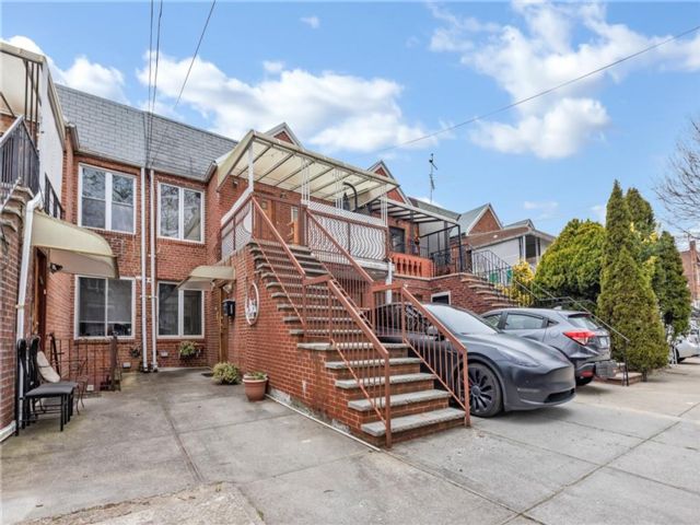  3 BR,  4.00 BTH &nbsp;Single family style home in Sheepshead Bay