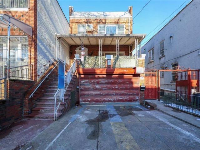 12 BR,  6.00 BTH &nbsp;Multi-family style home in Sunset Park