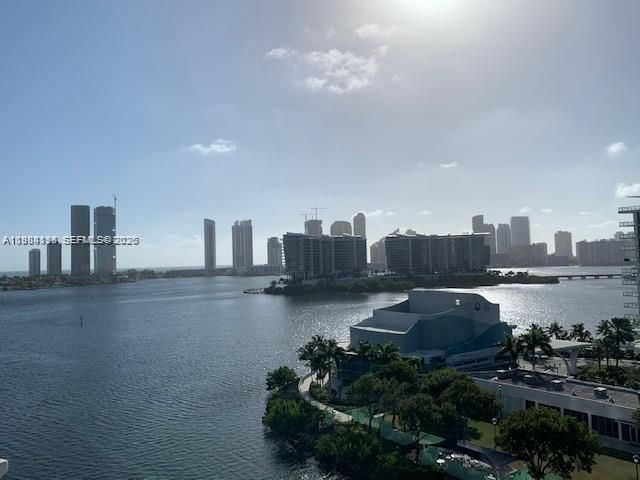  3 BR,  3.00 BTH &nbsp;Condo style home in Aventura