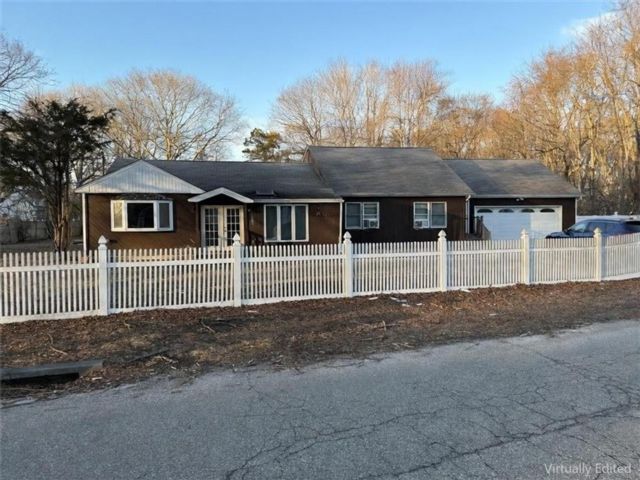  5 BR,  2.00 BTH &nbsp;Single family style home in Mastic Beach