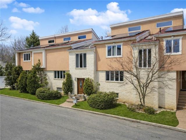  5 BR,  6.00 BTH &nbsp;Multi-family style home in Se Annandale